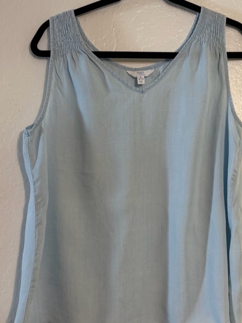 Women's M Light Blue V-Neck Ruffle Sleeveless Chambray